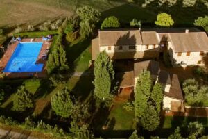 Agriturismo con piscina “Il Colle” – CASALE con APPARTAMENTI a Lajatico Volterra – RISTORANTE di cucina TIPICA toscana