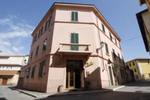 Albergo Italia nel CENTRO STORICO di Piombino vicino al GOLFO di BARATTI e dalla Città Etrusca di POPULONIA