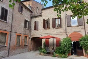 Alkimia Smart Rooms, parcheggio interno