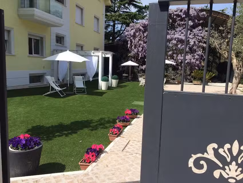 B&B Chartaria – Private Parking & Garden -Punto Ricarica Auto Elettriche – b&b di charme