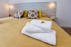 B&B Jolie Julie Accomodation vicino Ospedali/Cliniche, Policlinico, Fac. Medicina, Agraria, Veterinaria, Sez. Corte d’Appello