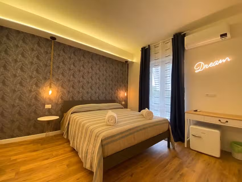 b&b Stadium room & suite