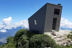 Bivacco Giacomelli alla Madonnina