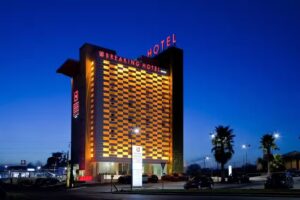 Breaking Business Hotel