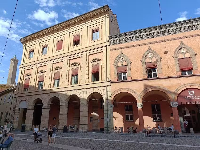 Casa Isolani Piazza Maggiore 1.0