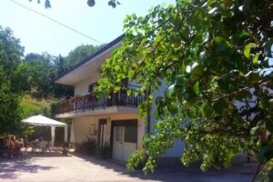 Casa nella natura Al tetto rosso