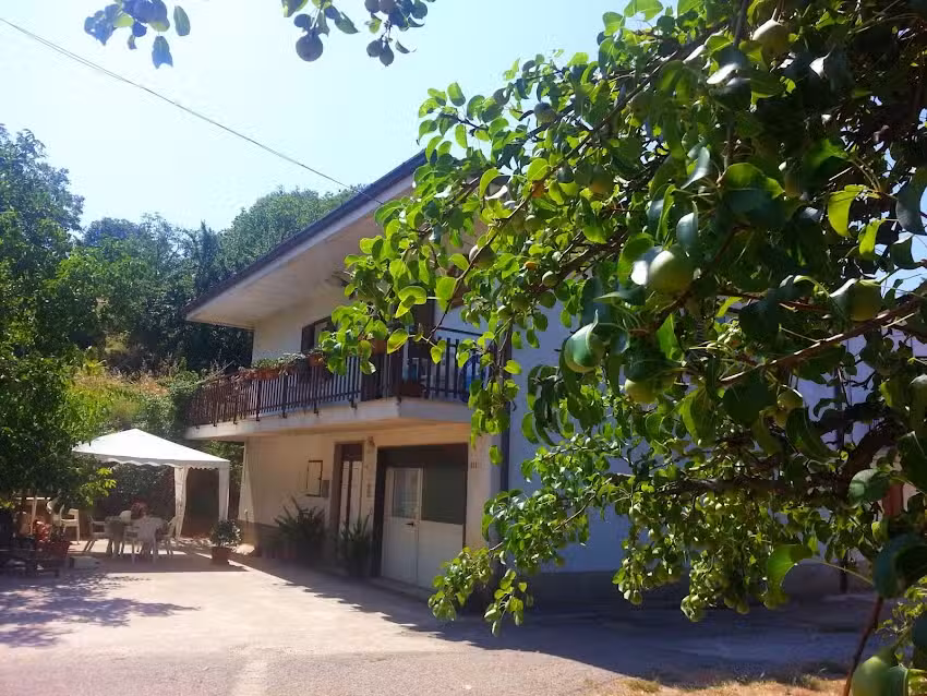 Casa nella natura Al tetto rosso