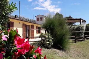 Casa Vacanze I Cipressi , piscina panoramica e vista su vigneti