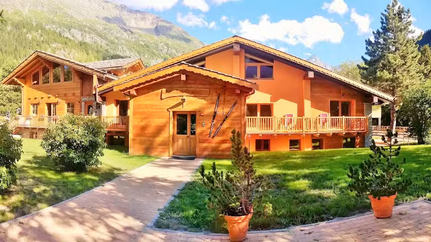 Chalet Alpina Hotel and Apartments