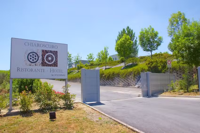 Chiaroscuro Belforte Del Chienti Hotel