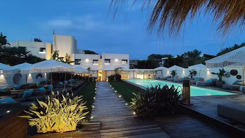 Cumeja – Beach Club & Hotel