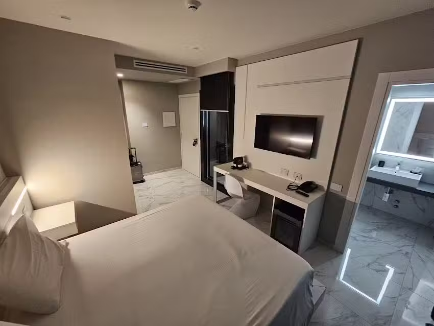 DEMSI Palace Hotel & Restaurant