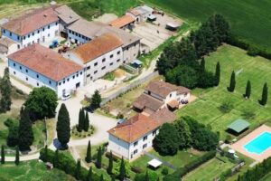 Fattoria Isola – Maneggio con Piscina