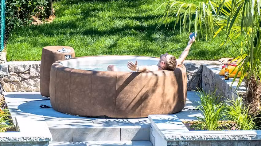 Hotel con piscina Casa Marinella – HOTEL fronte LAGO a Malcesine vicino ai campi di TENNIS di Navene