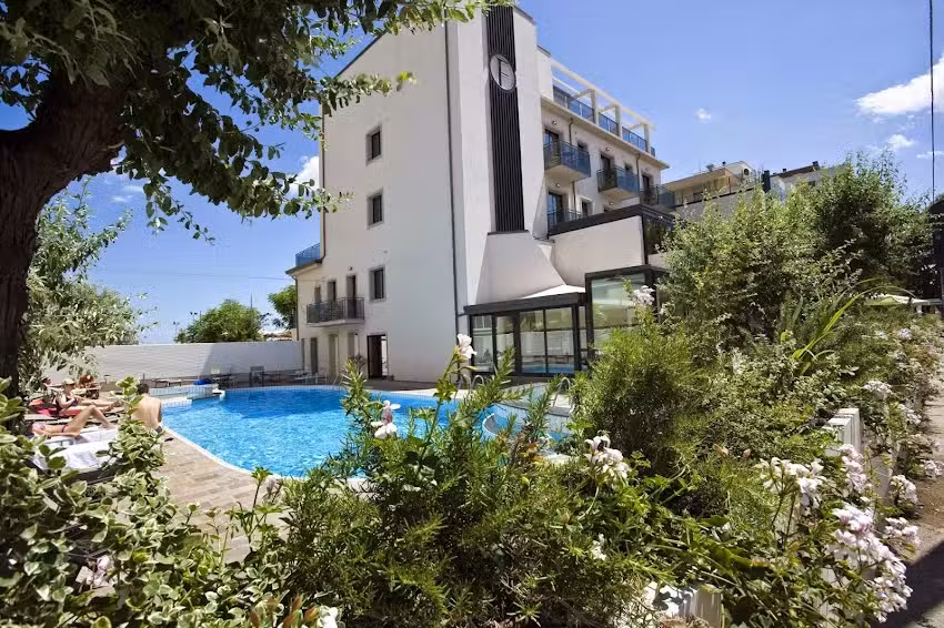 Hotel Ferretti Beach