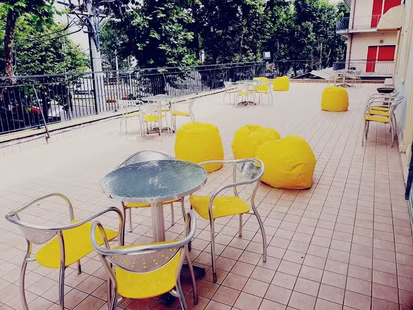 Hotel Ideale – young people under 40