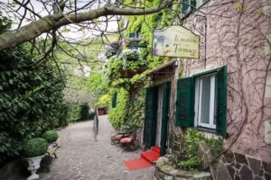 Il Maestro di Tourlach – Luxury room in the woods with two pools