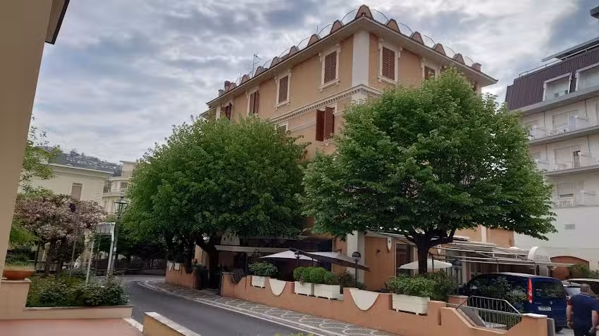 Iris Crillon Active Hotel