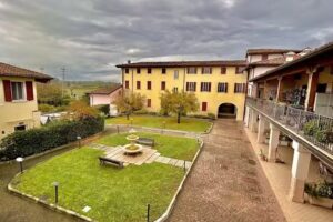 LA CASA DI BETTY CIN IT017067C2Z9ZQSMKN