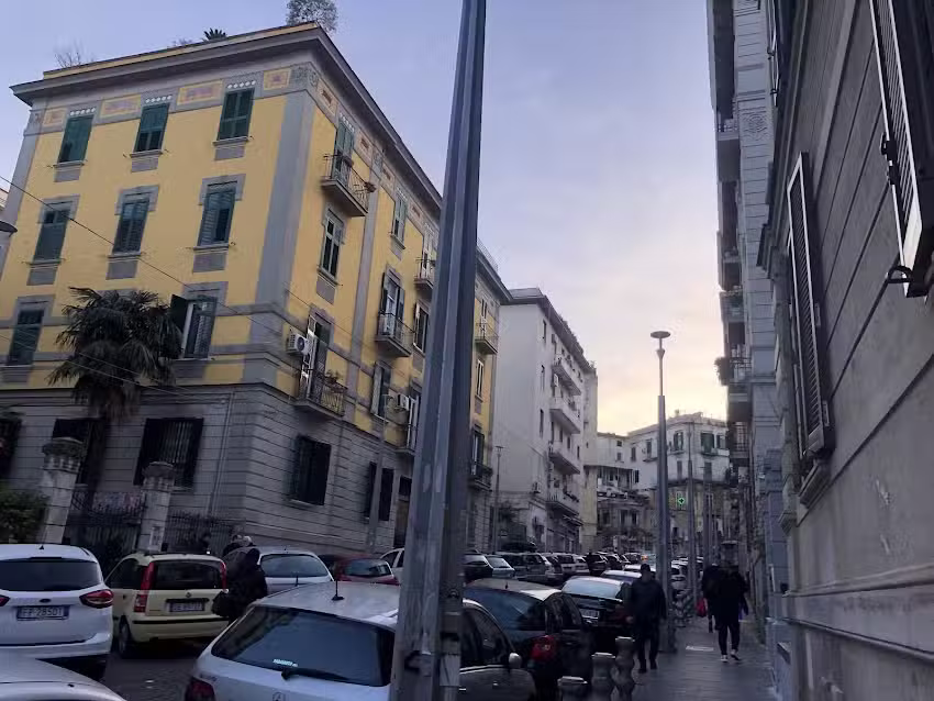 La Tela di Elena, Naples