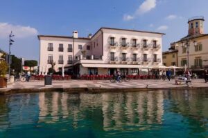 La Vista Postcard Hotel