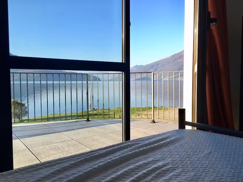 Lake Como Beach Hostel Bar & Restaurant