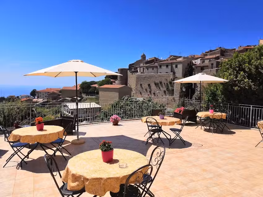 Landini Angelo: Affittacamere Isola del Giglio, Castello