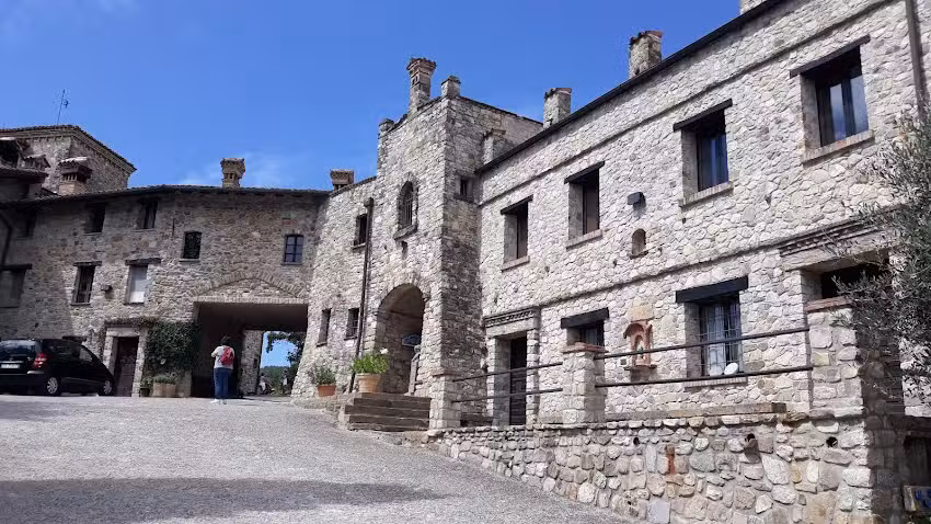 Le Pietre Di Canossa Di Conti Marina