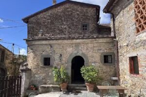 Luna di Quarazzana Villa to rent Tuscany special place to stay