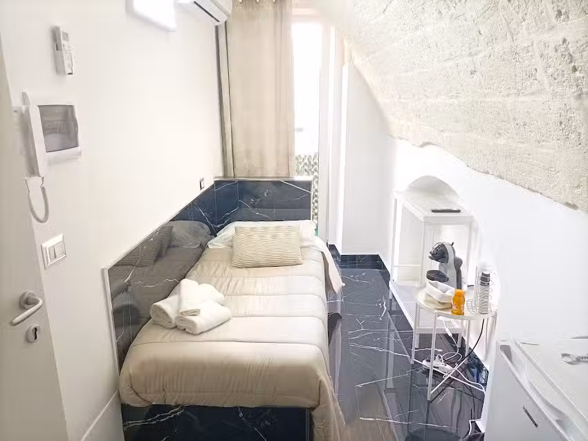 Newhouse rooms black & white modugno