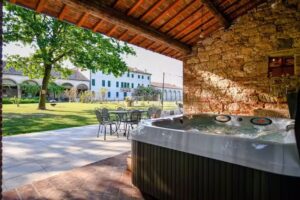 Palazzo Rosso Farm and Holiday Rental Apartments Agriturismo with swimming pool relaxation area with sauna jacuzzi in Longare