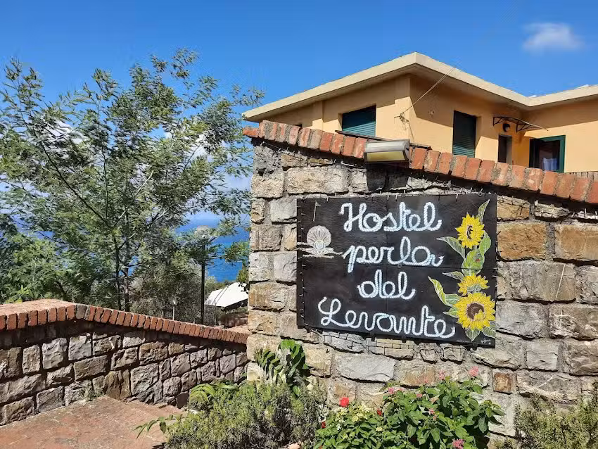 Perla del Levante Hostel