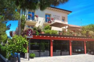 Piccolo-hotel Camere con Ristorante alla carta.