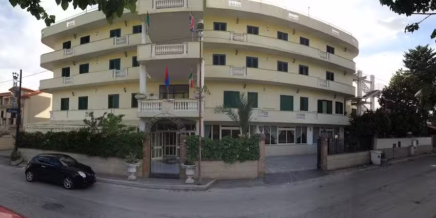 R E B U S – Hotel & Residence –