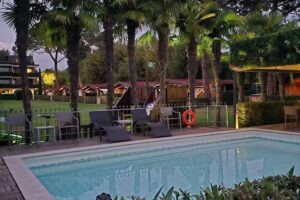 Residence Villalsole direkt am See, Apartment am See, Ferienpark, Chalet , Ferien mit Boot, privat Strand