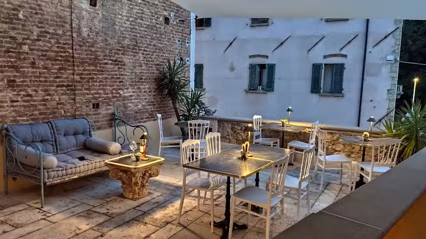 Residenza d’Epoca CAVALIERE Romantic Rooms in luxury antiques interiors