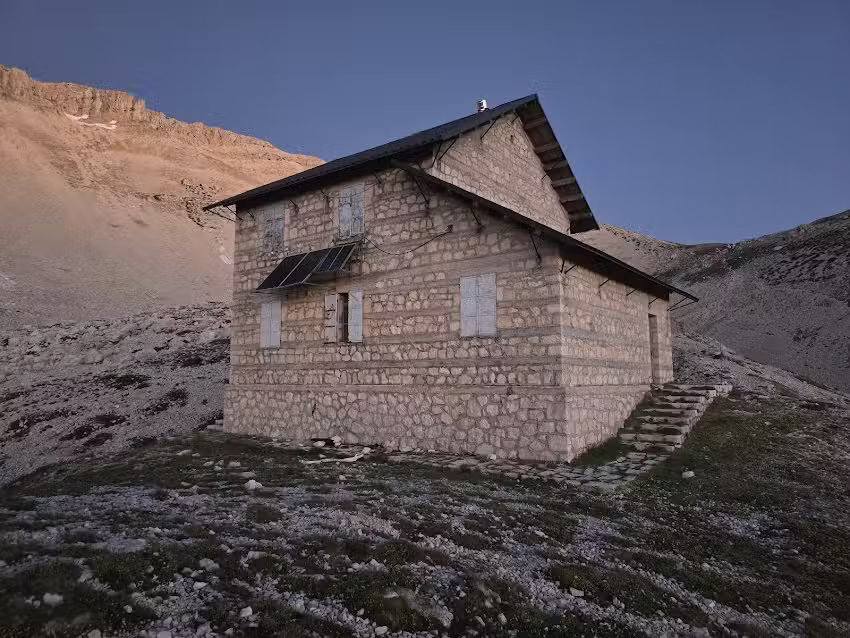 Rifugio “Ciro Manzini” [QUOTA: 2522 m]