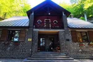 Rifugio Giovanni Santi – La Vetricia (chat sul sito)