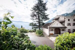 SCHLOSS PLARS. wine & suites