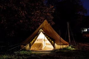 Tenda sul fiume con spa naturale