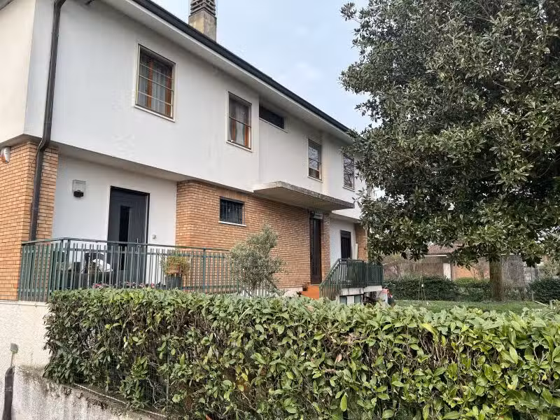 The Little Lake Verona Villa B&B