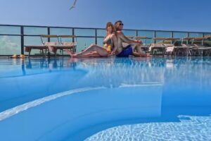 Universal Hotel & Homes