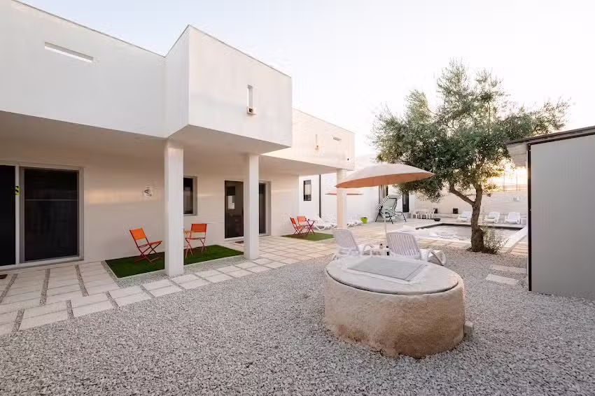 white houses luxury and pool